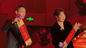 少妇下蹲下露大唇xx